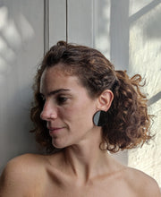 Load image into Gallery viewer, Black L round shape