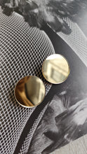 Load image into Gallery viewer, Small round shape in gold