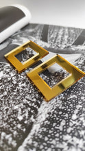 Load image into Gallery viewer, Cutted large square in gold