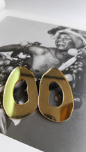 Load image into Gallery viewer, Cutted organic shape in gold