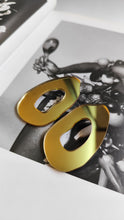 Load image into Gallery viewer, Cutted organic shape in gold