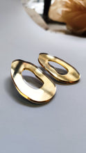 Load image into Gallery viewer, Cutted organic shape in gold