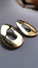 Load image into Gallery viewer, Cutted organic shape in gold