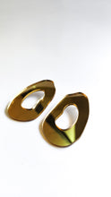 Load image into Gallery viewer, Cutted organic shape in gold