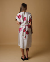 Load image into Gallery viewer, Belted printed silky dress