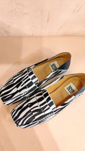 Load image into Gallery viewer, Zebra loafer