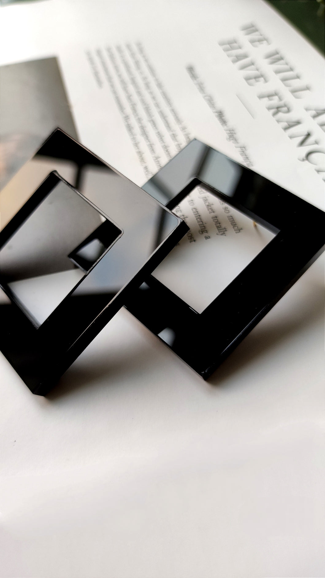 Black M square edge