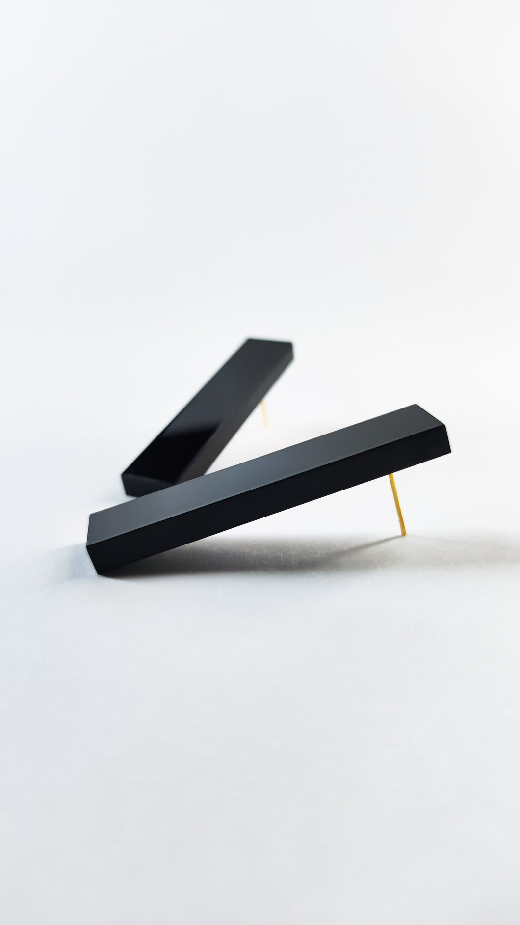 Black S vertical
