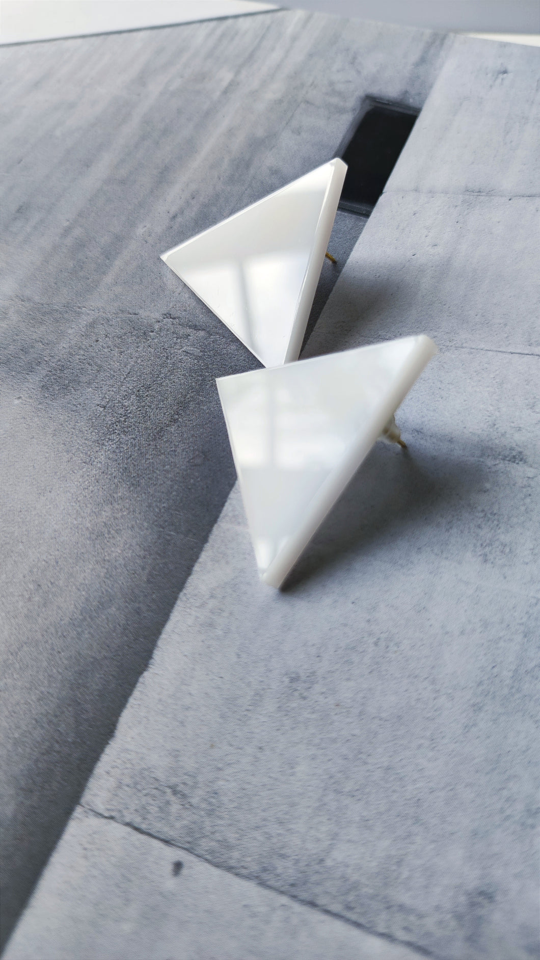 Small triangle shape WHITE