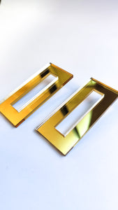 Cutted rectangular shape in gold