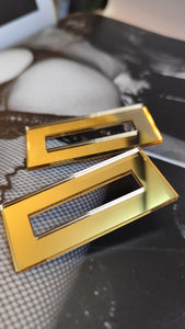 Cutted rectangular shape in gold