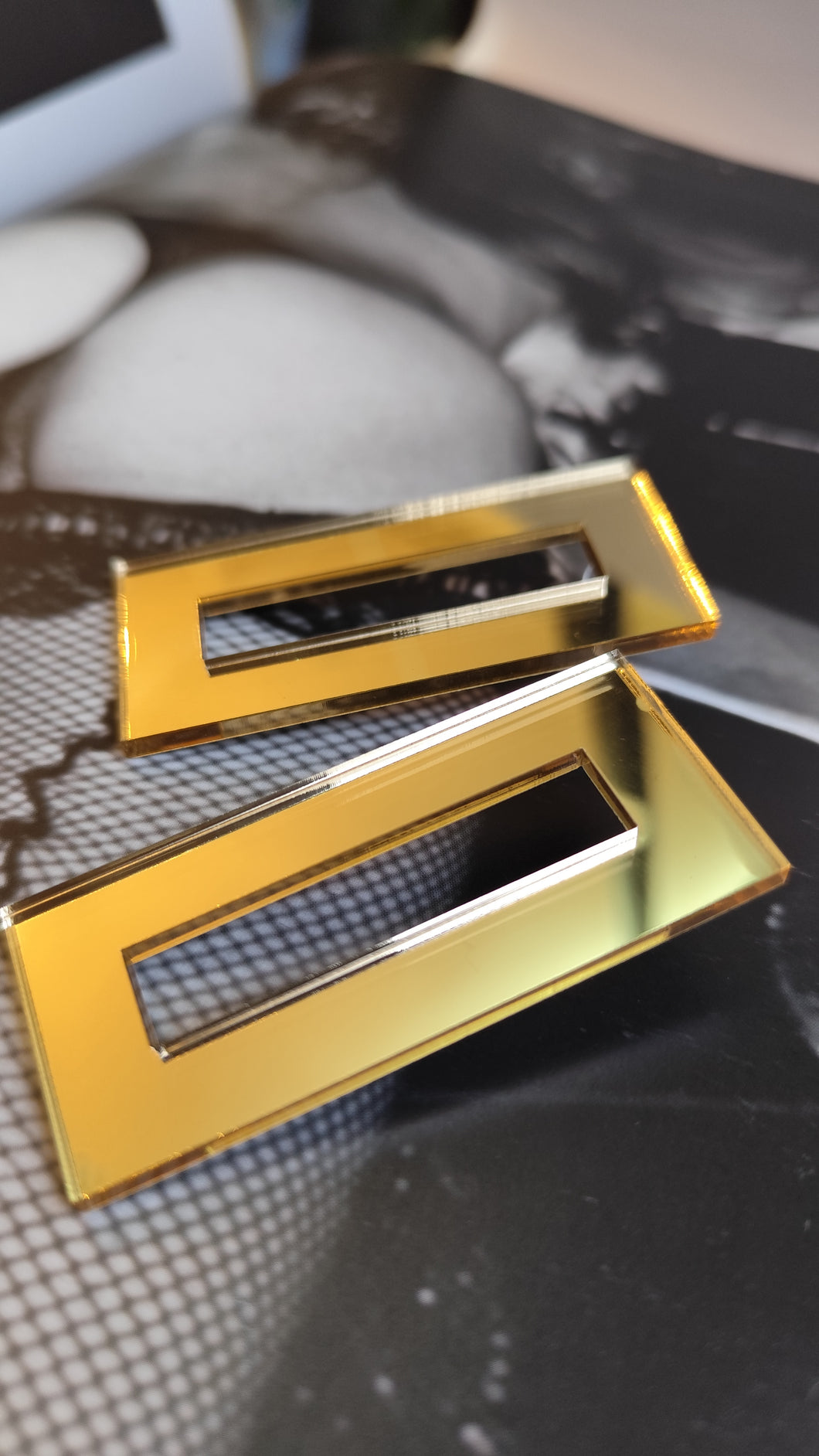 Cutted rectangular shape in gold