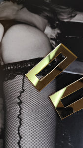 Cutted rectangular shape in gold