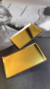 Rectangular shape in gold