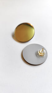 Small round shape in gold