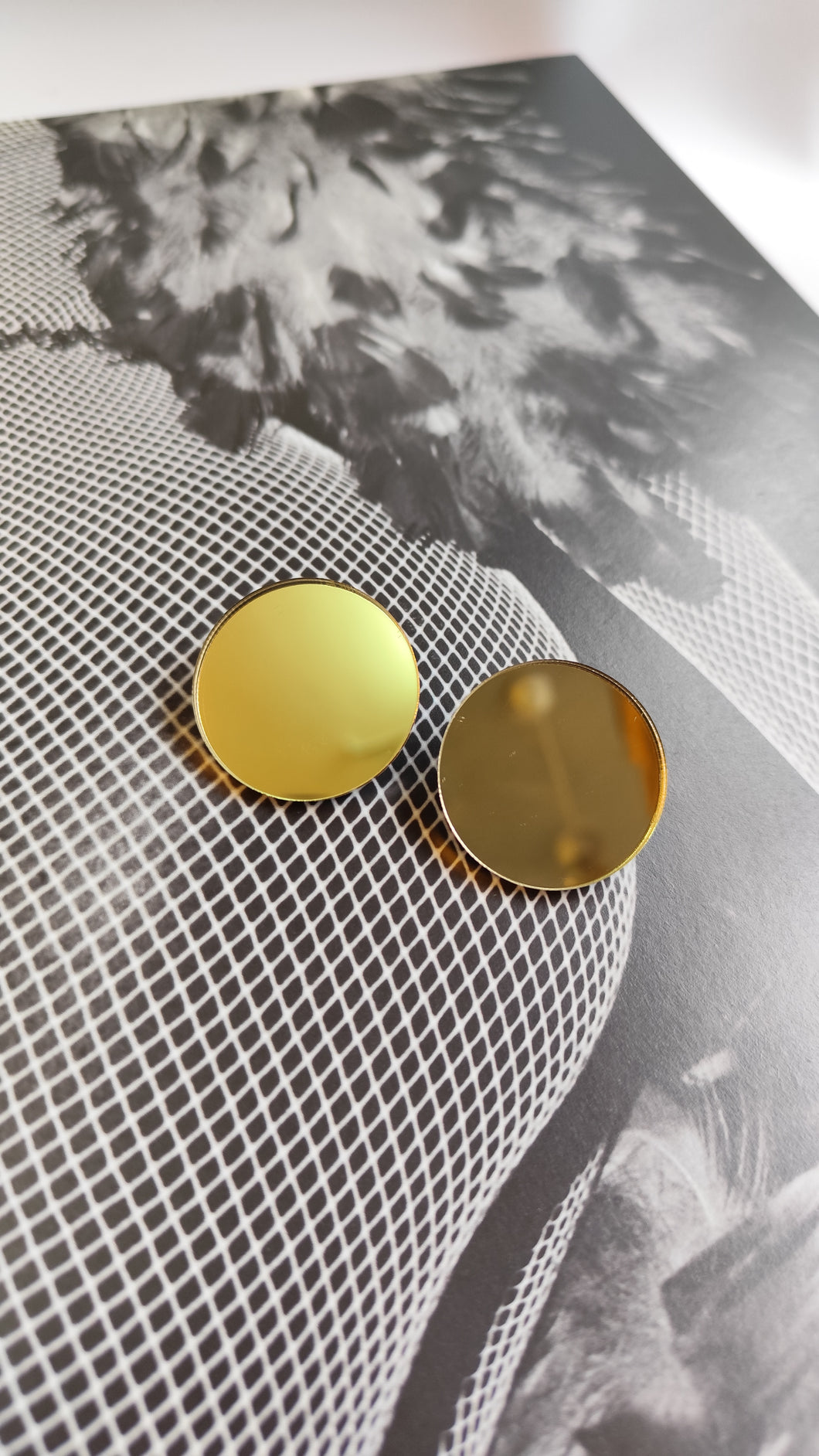 Small round shape in gold