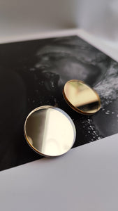Big round shape in gold