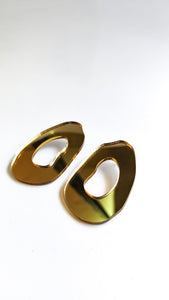 Cutted organic shape in gold