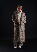 Load image into Gallery viewer, Trench coat in Zebra
