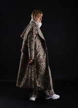 Load image into Gallery viewer, Trench coat in Zebra
