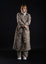 Load image into Gallery viewer, Trench coat in Zebra
