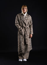 Load image into Gallery viewer, Trench coat in Zebra
