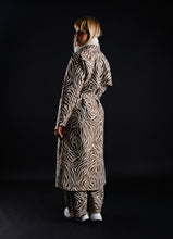 Load image into Gallery viewer, Trench coat in Zebra
