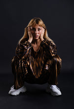 Load image into Gallery viewer, Velvet printed sweater
