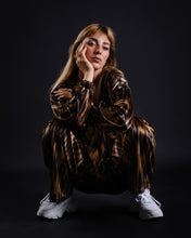 Load image into Gallery viewer, Velvet printed sweater
