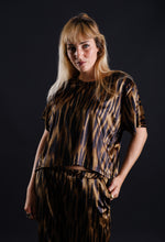 Load image into Gallery viewer, Printed velvet T-shirt
