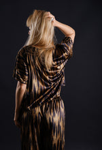 Load image into Gallery viewer, Printed velvet T-shirt
