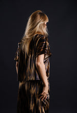 Load image into Gallery viewer, Printed velvet T-shirt
