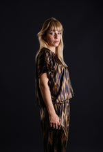 Load image into Gallery viewer, Printed velvet T-shirt
