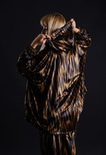 Load image into Gallery viewer, Wide velvet coat
