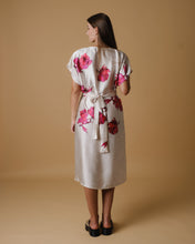 Load image into Gallery viewer, Belted printed silky dress
