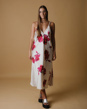 Load image into Gallery viewer, Slip dress in silk printed
