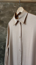 Load image into Gallery viewer, Long dress shirt in pearl
