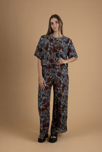 Load image into Gallery viewer, Flower t shirt
