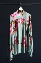 Load image into Gallery viewer, Pleated Janis flower shirt
