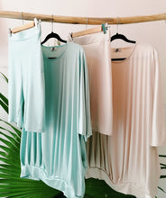 Load image into Gallery viewer, Pleated hoodie dress
