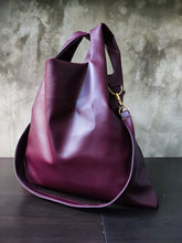 Load image into Gallery viewer, Hand bag in eggplant
