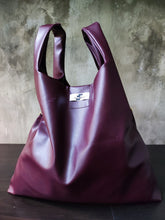 Load image into Gallery viewer, Hand bag in eggplant
