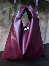 Load image into Gallery viewer, Hand bag in eggplant
