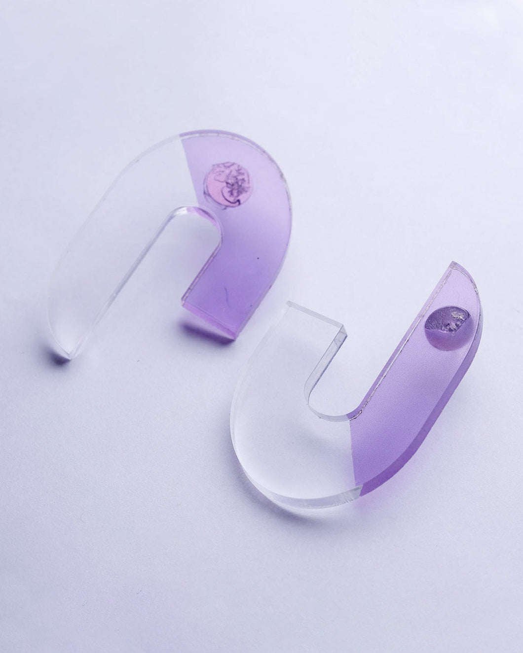 Acrylic earrings translucent and lilac. 5,5cm height.